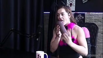 Ruiva chupa o pau de brinquedo evelyn zain sheer red