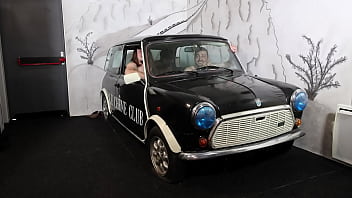 On rentre à 6 dans une mini pour une orgie complètement dingue avec joss