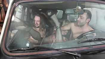 On rentre à 6 dans une mini pour une orgie complètement dingue avec joss