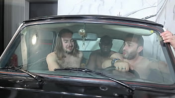 On rentre à 6 dans une mini pour une orgie complètement dingue avec joss