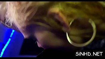 Wild fellows and chicks are having non stop jamming session