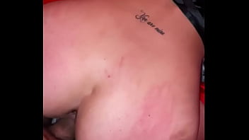 Santa claus se viene encima de su ayudante