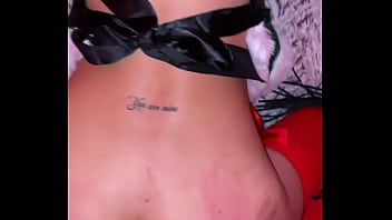 Santa claus se viene encima de su ayudante