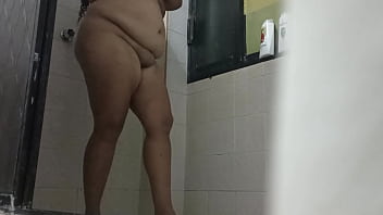 Gorda desnuda en la ducha