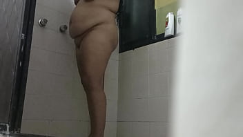 Gorda desnuda en la ducha