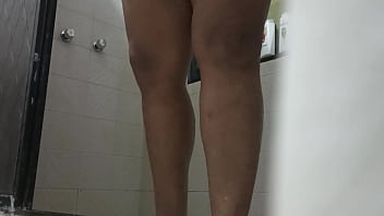 Gorda desnuda en la ducha