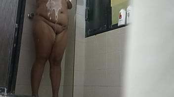 Gorda desnuda en la ducha
