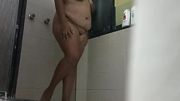 Gorda desnuda en la ducha