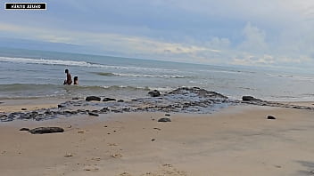 Bricadeira acaba em muito sexo numa praia movimenta