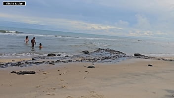 Bricadeira acaba em muito sexo numa praia movimenta