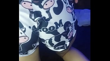 Me quito mi pijamita de vaquita y me toco rico