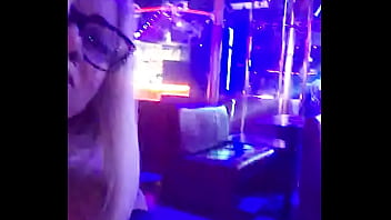 No clube de swing esperando algum macho pra foder