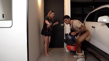 Tetona doesn't have any money to tip the rappi delivery guy so she gets creative