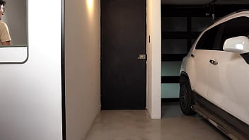 Tetona doesn't have any money to tip the rappi delivery guy so she gets creative