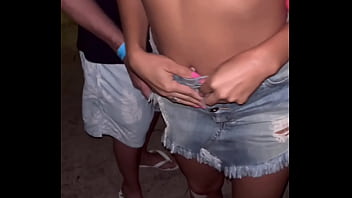 Casada Safada Conhece Solteiro Na Praia Provoca O Macho Em Um Canto Deserto Depois Vai Conhecer O Quarto Dele Enquanto Corno Filma Tudo Completo No Sheer thumbnail