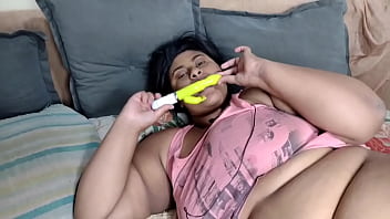 Madrasta gostosa safada se exibe para todos