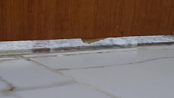 O corno ficou ouvindo a esposa dar o cu pro negão e depois foi comer ela gozadinha de outro