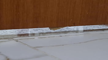 O corno ficou ouvindo a esposa dar o cu pro negão e depois foi comer ela gozadinha de outro