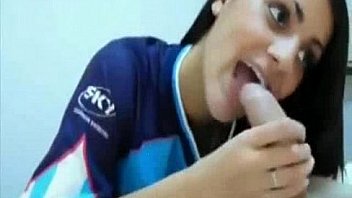 Novinha pagando um boquete ate o cara gozar