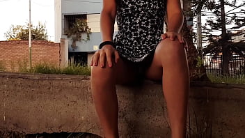 Mostrando el coño en publico