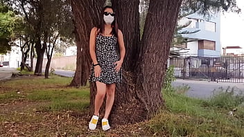 Mostrando el coño en publico