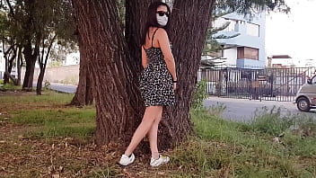 Mostrando el coño en publico