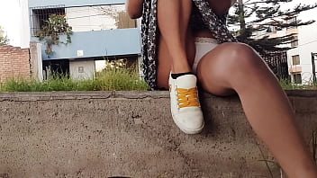 Mostrando el coño en publico