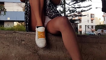 Mostrando el coño en publico
