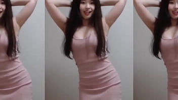韓国人の女の子が脇見せダンス