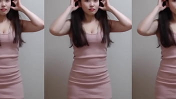 韓国人の女の子が脇見せダンス