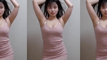 韓国人の女の子が脇見せダンス