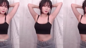 韓国人の女の子が脇見せダンス