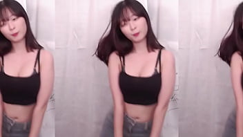 韓国人の女の子が脇見せダンス