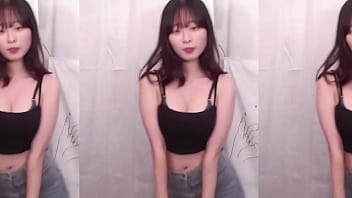 韓国人の女の子が脇見せダンス