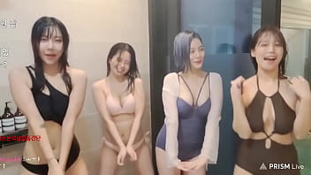 韓国人の女の子が脇見せダンス