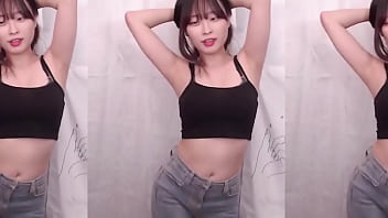 韓国人の女の子が脇見せダンス