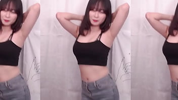 韓国人の女の子が脇見せダンス