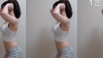 韓国人の女の子が脇見せダンス