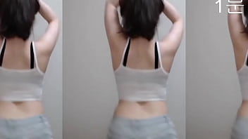 韓国人の女の子が脇見せダンス