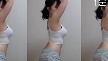韓国人の女の子が脇見せダンス