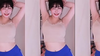 韓国人の女の子が脇見せダンス