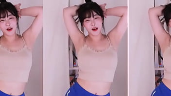 韓国人の女の子が脇見せダンス