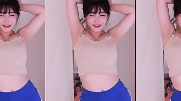 韓国人の女の子が脇見せダンス