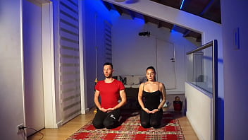 Russian yoga teacher gives his first class to colombian model