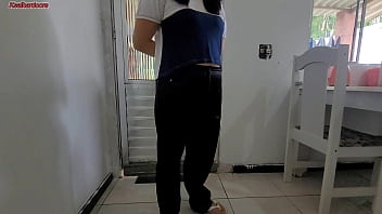 Minha vizinha sempre manda sua enteada em casa para me pedir ovos