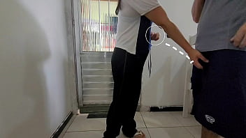 Minha vizinha sempre manda sua enteada em casa para me pedir ovos