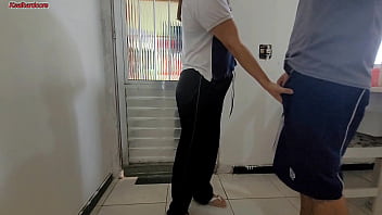 Minha vizinha sempre manda sua enteada em casa para me pedir ovos