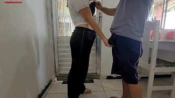 Minha vizinha sempre manda sua enteada em casa para me pedir ovos