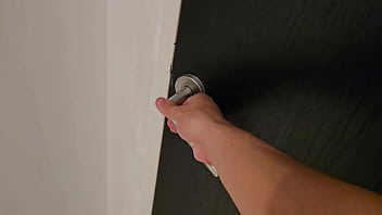 Mi vecina me pide ayuda y me devuelve el favor con su coño