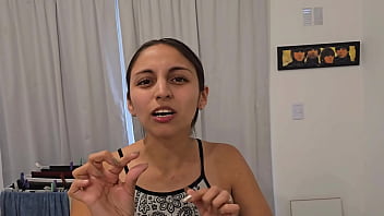 Mi vecina me pide ayuda y me devuelve el favor con su coño